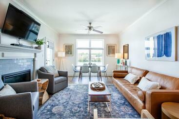 Riverside Condo Downtown River Views Access