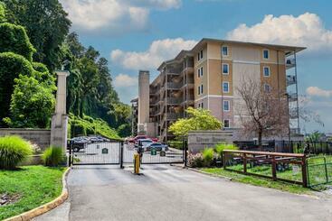 Riverside Condo Downtown River Views Access