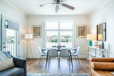 Riverside Condo Downtown River Views Access