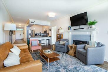 Riverside Condo Downtown River Views Access