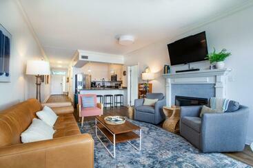 Riverside Condo Downtown River Views Access