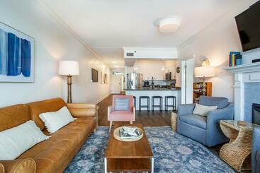 Riverside Condo Downtown River Views Access