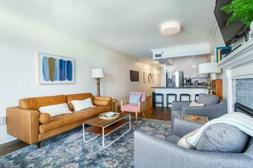 Riverside Condo Downtown River Views Access