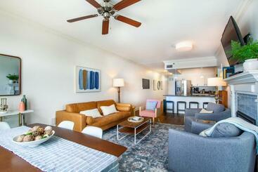 Riverside Condo Downtown River Views Access
