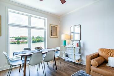 Riverside Condo Downtown River Views Access