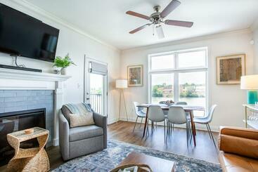 Riverside Condo Downtown River Views Access