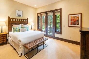 Townhome On The Creek 135 By Avantstay Ski In Ski Out Home W Hot Tub