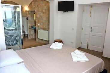 تختخواب و صبحانه Antares Rooms