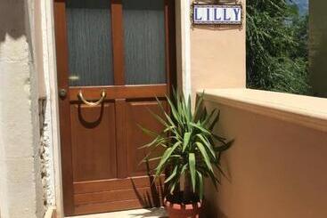 تختخواب و صبحانه Lilly
