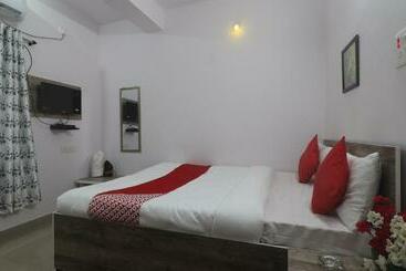 تختخواب و صبحانه The Radium Inn