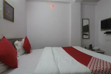 تختخواب و صبحانه The Radium Inn