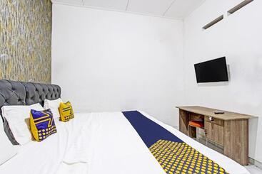هتل Spot On 91521 Mayong Guesthouse