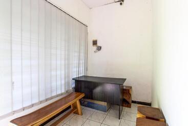 هتل Spot On 91521 Mayong Guesthouse