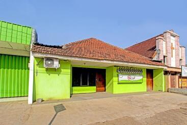هتل Spot On 91521 Mayong Guesthouse