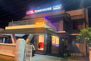 هتل Sunday Townhouse Club Airport Trivandrum