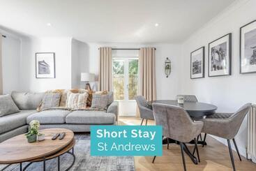Abbey Villa   Stylish House   Central With Parking