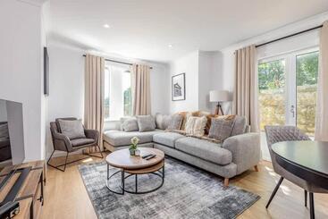 Abbey Villa   Stylish House   Central With Parking