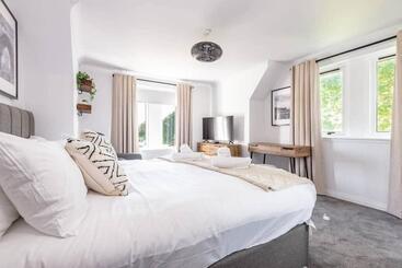 Abbey Villa   Stylish House   Central With Parking