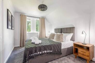 Abbey Villa   Stylish House   Central With Parking