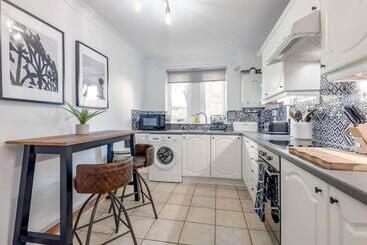 Abbey Villa   Stylish House   Central With Parking