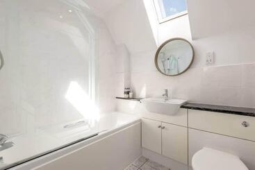 Abbey Villa   Stylish House   Central With Parking