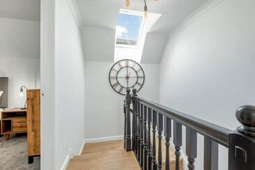 Abbey Villa   Stylish House   Central With Parking