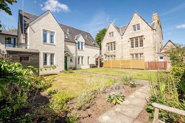 Abbey Villa   Stylish House   Central With Parking
