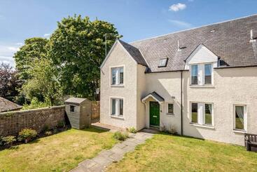 Abbey Villa   Stylish House   Central With Parking