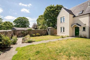 Abbey Villa   Stylish House   Central With Parking