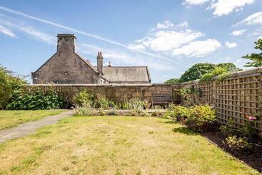 Abbey Villa   Stylish House   Central With Parking