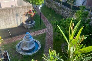 تختخواب و صبحانه Gather Inn Guest House