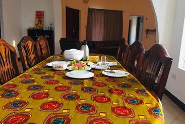 تختخواب و صبحانه Pazuri House Iringa