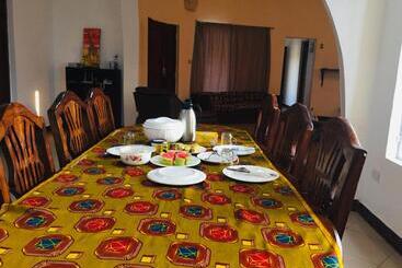 تختخواب و صبحانه Pazuri House Iringa