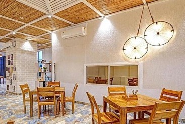 Fabhotel Istana Inn