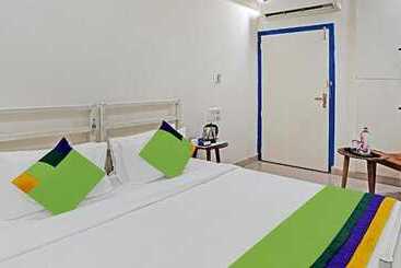 Fabhotel Istana Inn