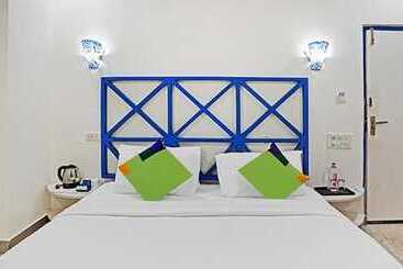 Fabhotel Istana Inn