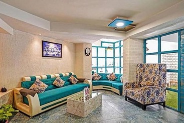 Fabhotel Istana Inn