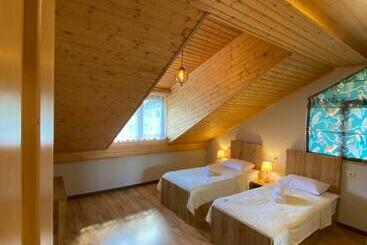 هتل Lanchvali Inn