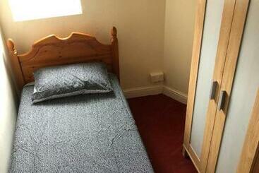5/6 Bed House Barnsley Centre