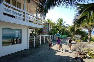 هتل Reddoorz @ Isla Virginia Beach Resort Aurora Baler