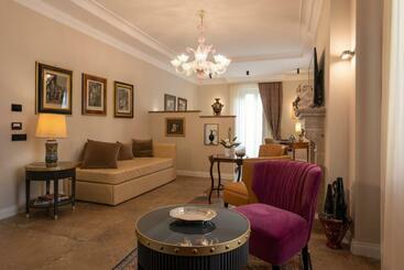 تختخواب و صبحانه Domus Clelia Paestum Antica Luxury Rooms