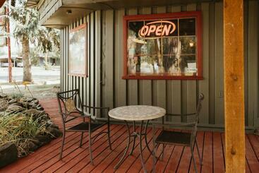 Cedar Village Motel