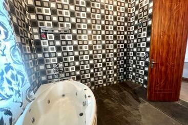 هتل Farm & Pool Party 2 Acre For Parties With 2 Rooms & Bonfire
