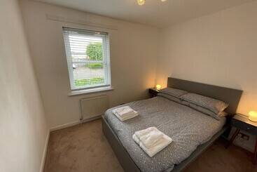 Beautiful 2 Bed Apartment In Renfrew