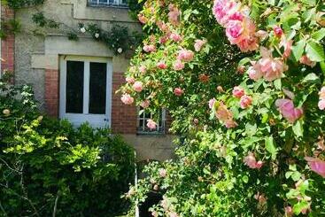 تختخواب و صبحانه La Maison Des Roses