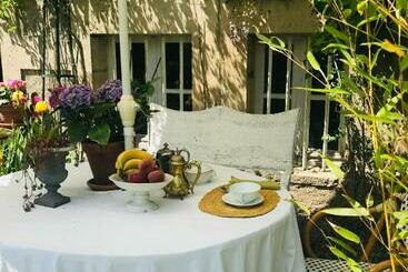 تختخواب و صبحانه La Maison Des Roses