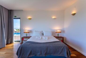پانسیون Beguest Sunroca Suites