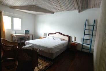 پانسیون Room In A Nice Villa With Big Swimming Pool