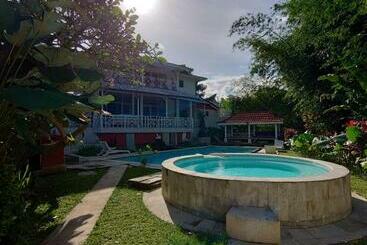 پانسیون Room In A Nice Villa With Big Swimming Pool