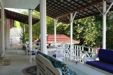 پانسیون Room In A Nice Villa With Big Swimming Pool